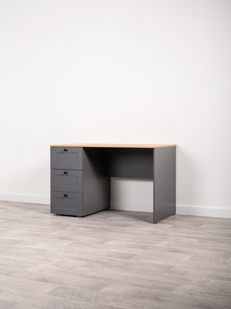 Стол письменный Остин 12.159 серый графит 0162 РЕ, дуб золотой CRAFT, графит ZB 856-2 ПВХ, сборка на любую сторону